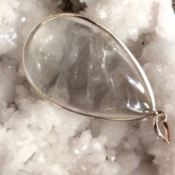 Pendentif goutte en cristal de roche serti argent