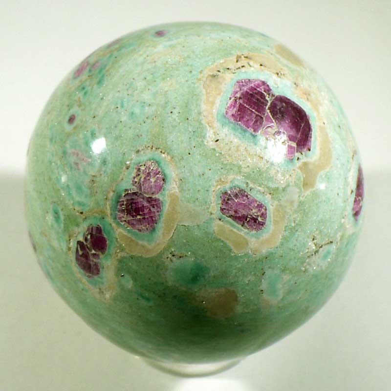 Boule en rubis dans fuchsite d'Inde 5cm Boule en rubis dans fuchsite d'Inde 5cm