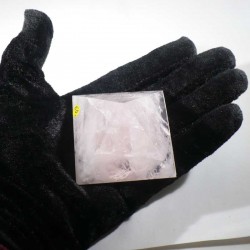 Pyramide taillée en quartz rose 6cm