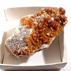 Vanadinite du Maroc - boite de collection 6cm