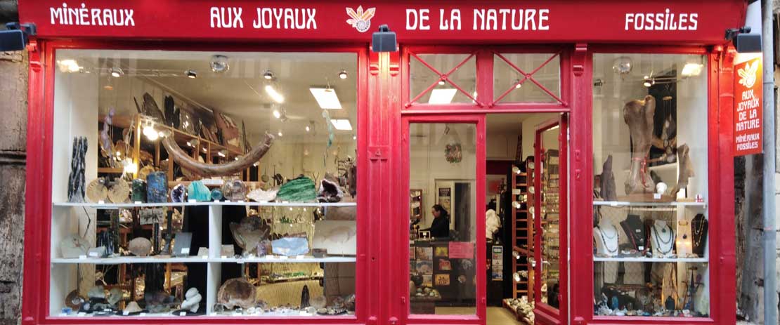 En Normandie à Honfleur dans le calvados, la boutique "Aux Joyaux de la Nature" et son grand choix de minéraux et fossiles